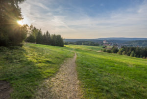 Deutschland, Niedersachsen, Skigebiet 'Auf der Rose', Blick auf Altenau Deutschland, Niedersachsen, Skigebiet 'Auf der Rose', Blick auf Altenau